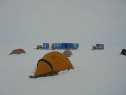 Le campement à la côte est constitué de tentes et de containers aménagés.
