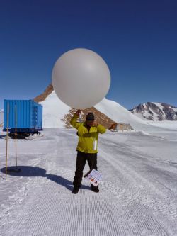 Roger Radoux lanceert een weerballon met een tekening voor Antarctica-dag.