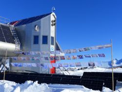 drapeaux 'Antarctica Day' à la Station Princesse Elisabeth