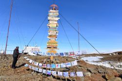 IPF President Alain Hubert displaying the flags at Novo station