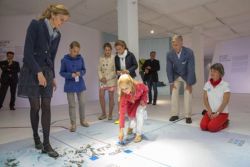 Prinses Elisabeth bezoekt de tentoonstelling van het poolstation