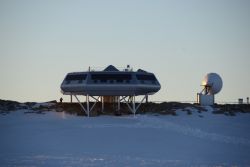 Grâce à l'antenne satellite, il est possible de suivre ce qui se passe à la station à distance pendant l'hiver austral.