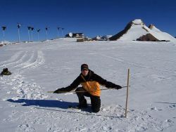 Koen Meirlaen mesure l'ombre d’un gnomon en Antarctique.