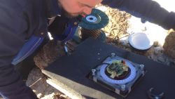 Electricien, Karel Moerman, installeert de magnetometer van het Sint-Pieterscollege Jette.