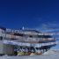 De tekeningen van de leerlingen wapperen in de wind aan het Princess Elisabeth Antarctica-station!