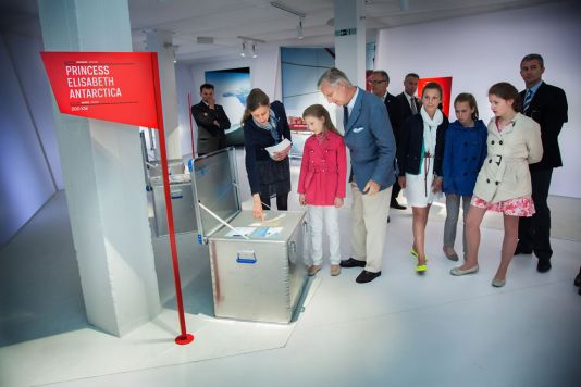 Hunne Koninklijke Hoogheden Prins Filip en Prinses Elisabeth krijgen uitleg over de Antarctische ijskap in de tentoonstelling “Inside the Station”.