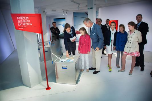 Hunne Koninklijke Hoogheden Prins Filip en Prinses Elisabeth krijgen uitleg over de Antarctische ijskap in de tentoonstelling “Inside the Station”.