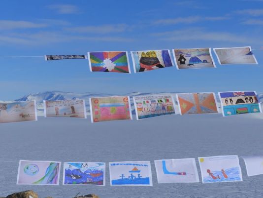 Les enfants ont eu pour mission de créer des drapeaux en lien avec l’Antarctique.