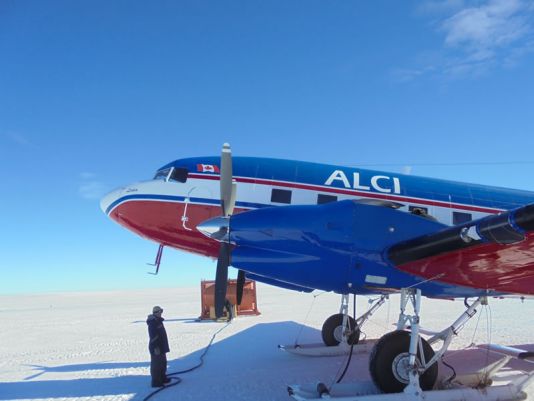 In Novo neemt het team een ander vliegtuig om naar het Princess Elisabeth Antarctica-station af te reizen.