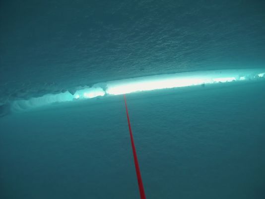 Les crevasses sont un danger en Antarctique.  Une formation sécurité a lieu en début de saison avec les guides et le médecin. 