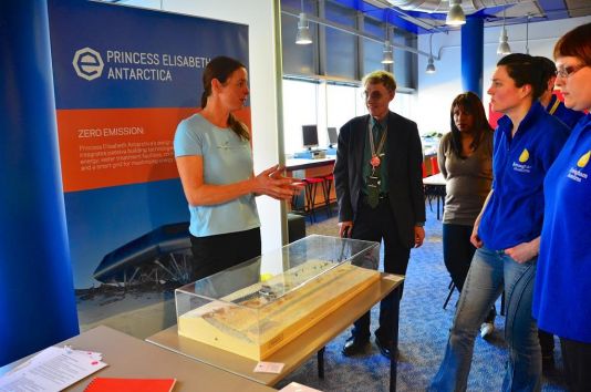 Discussing sustainability using the example of the zero emission IPF Princess Elisabeth Antarctica Station during training workshop with Thinktank staff and volunteers