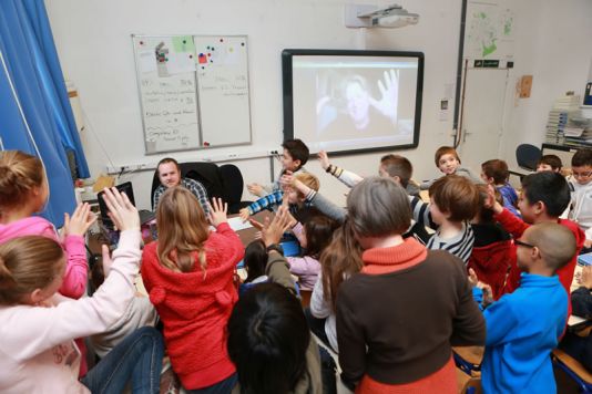 Leerlingen van Ecole du Centre de Woluwe-Saint-Pierre staan in de rij om een vraag te stellen aan dokter Jacques Richon via Skype.