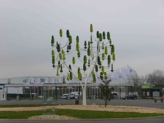 Getting off the bus, the first thing we saw was the Arbre à vent®, a biomimetic wind turbine developed by NewWind R&D (www.newwind.fr). The leaves produce electricity from the wind. 