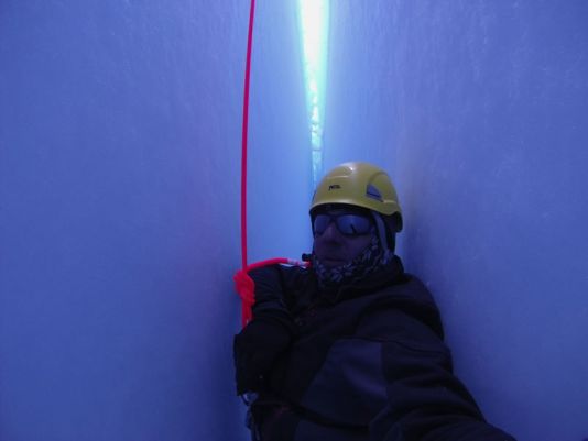 A son tour Roger Radoux descend dans la crevasse pour la formation et nous montre à quoi ressemble une crevasse de l'intérieur !