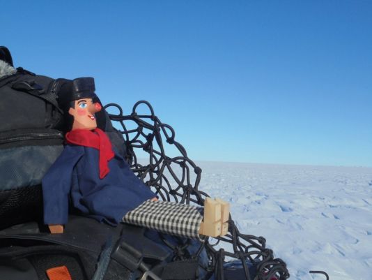 ... sous la supervision de Tchantchès qui accompagne Roger Radoux en Antarctique.