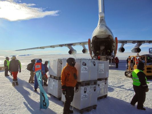 Using the picture slideshow, Professor Sneeze and Nathalie Van Isacker took the students on a virtual trip to Antarctica. The students first learned how researchers and technical teams travel to the Princess Elisabeth Station in Antarctica.
