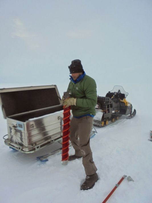 Préparation d'un carottage dans la glace.