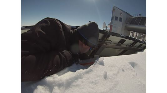 Jawel. Sneeuw weghalen van een elektrische kabel hoort hier ook bij.