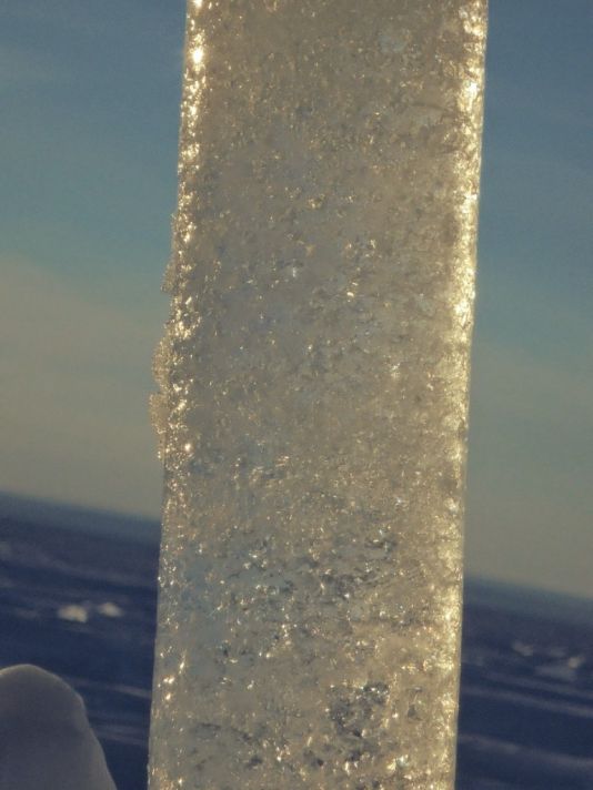 Zoom sur une carotte de glace.