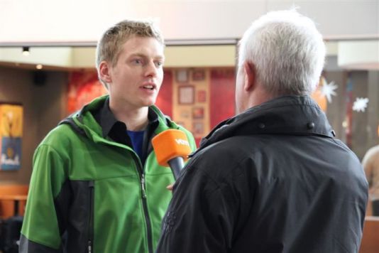 Before the plane takes off, Koen does a final interview with Flemish TV station VTM
