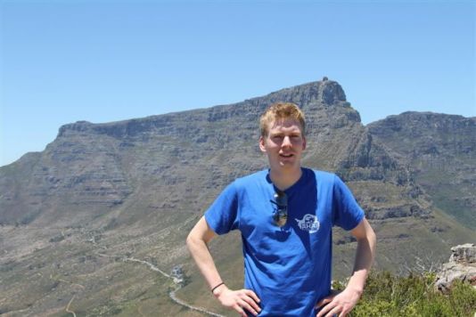 Koen Meirlaen avec la Montagne de la Table (Table Mountain, Cape Town) en arrière plan