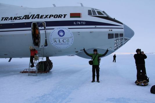 Koen zijn eerste stappen op Antarctische bodem! Vanuit de Russische basis Novolazarevskaya wacht hem een laatste vlucht naar het PEA-station.