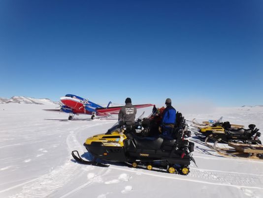 Après 4 jours passés à Cape Town, il atterrit avec les autres membres de l'équipe sur la piste à Utsteinen, où il reçoit un chaleureux acceuil du chef de l'expédition BELARE, Alain Hubert