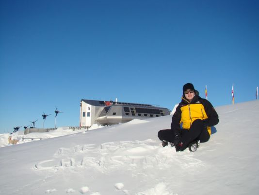 Koen stuurt vanaf het station kerstwensen de wereld in.