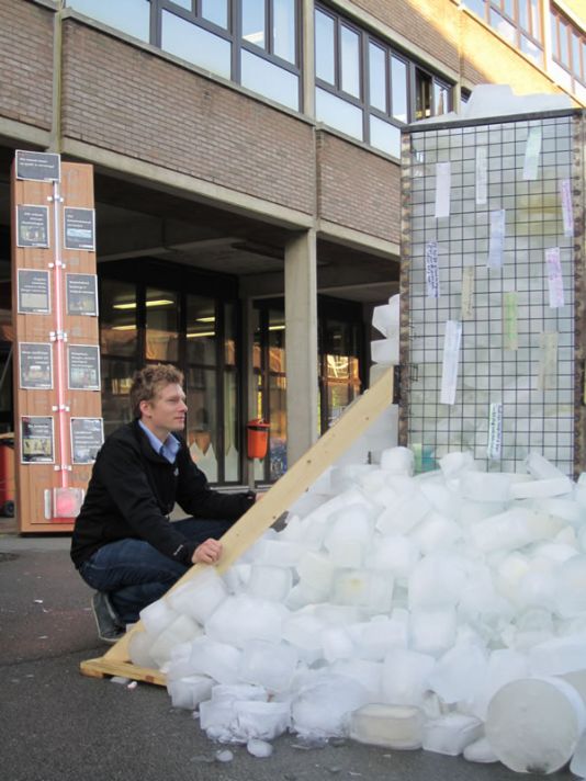 Koen Meirlaen geeft een interview voor VTM. Op de achtergrond is de levensgrote thermometer van de klimaatactie van 11.11.11 en Bond Beter Leefmilieu te zien.