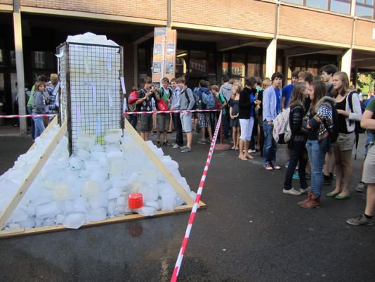 Des étudiants se demandent si leur bloc fond.