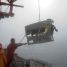 A sa sortie de l'eau, Jan Seiler, d'Allemagne, accueille le ROV, le sous-marin téléguidé équipé d'une caméra vidéo