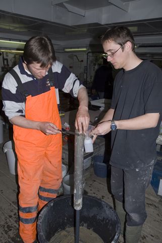 Armin Rose (Allemagne) et Maarten Raes (Belgique) en train de débiter une carotte de sediments à la recherche du 