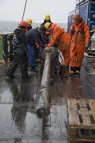 The big weight (1 Ton) of the gravity corer allows it to penetrate much deeper in the sediment