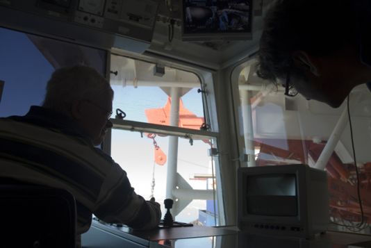 Le chilien Americo Montiel (sur la droite) surveille sur son moniteur l'arrivée sur le fond de son carottier muni d'une camera depuis la salle de contrôle des winchs