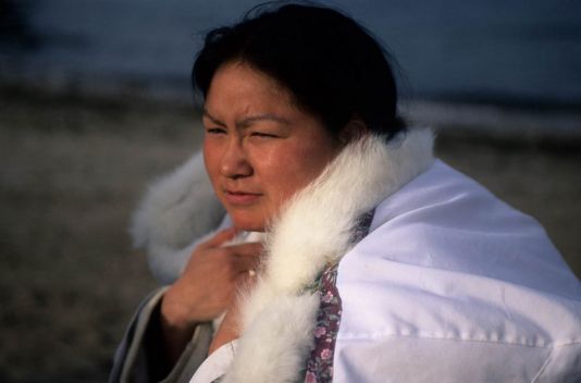 Jeune Inuit à Ivujivik, nord Québec