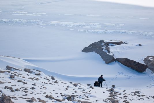 Annick Wilmotte au pied du nunatak Utsteinen