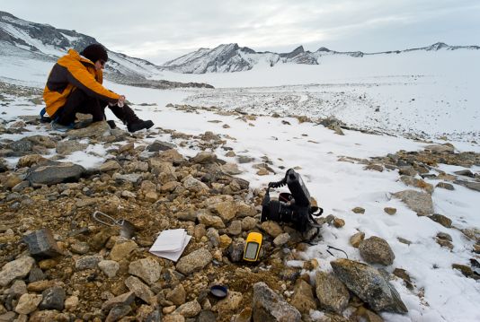 Travail sur le terrain avec Karolien Peters : prélèvement de sol, prise de note, point gps, photos...