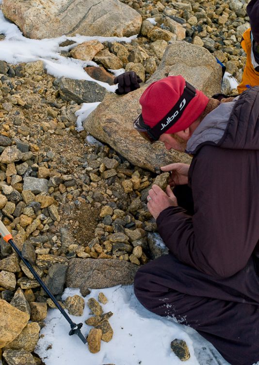 Jeroen Van Wichelen cherche des micro-arthropodes sous les pierres