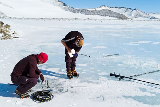 Jeroen Van Wichelen et Steve Roberts analysent la composition des eaux d'un lac