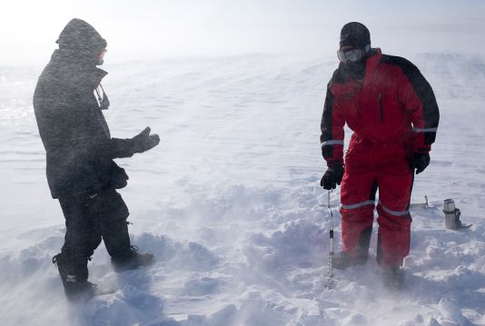 Benoît Tyberghein and Alain Trullmans drilling during a blizzard in Brattnipane