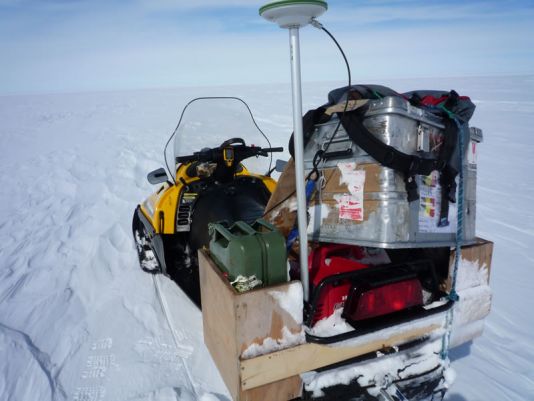 Traverse met sneeuwscooter over de ijskap