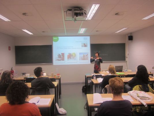 Isabelle Du Four, educatief medewerker van de IPF, geeft een introductie alvorens de leerkrachten starten met het uitvoeren van de experimenten.