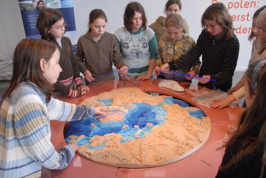 Les régions polaires, deuxième espace de l'atelier. Autour de puzzles 3D des poles, les élèves apprennent les différences entre ces deux régions.