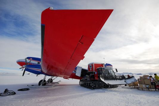 Unloading of the freight at Utsteinen.