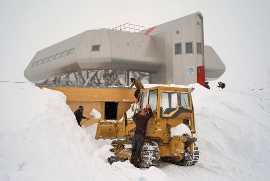 Déneigement des garages au début de l'été.