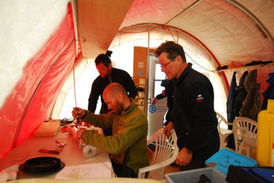 Scientifiques travaillant sur le projet BELISSIMA (Belgian Ice-Sheet Shelf-Ice Measurements in Antarctica). Bryn Hubbard vient de la University of Aberystwyth, tandis que Jean-Louis Tison et Denis Samyn sont de l'Université Libre de Bruxelles (ULB). Ils préparent l'équipement de forage.