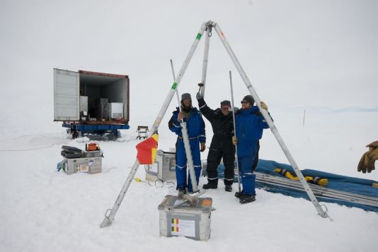 L'équipe forage de BELISSIMA, en pleine installation de l'équipement.