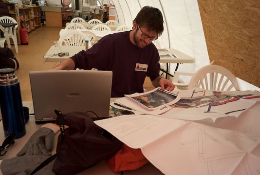 Extension du bureau dans la tente mess: Steven travaille à la planification du système de ventilation.
