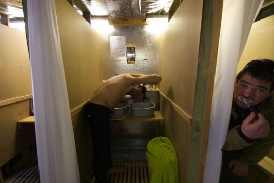 Autoportrait du photographe dans la salle de bain.