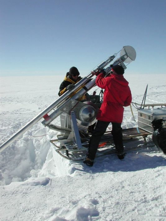 Une carotte doit être séparées de la glace ou de la neige qui l'entoure. Lorsque les matériaux sont suffisemment mous, le carottage peut être effectué à l'aide d'un simple tube creux.